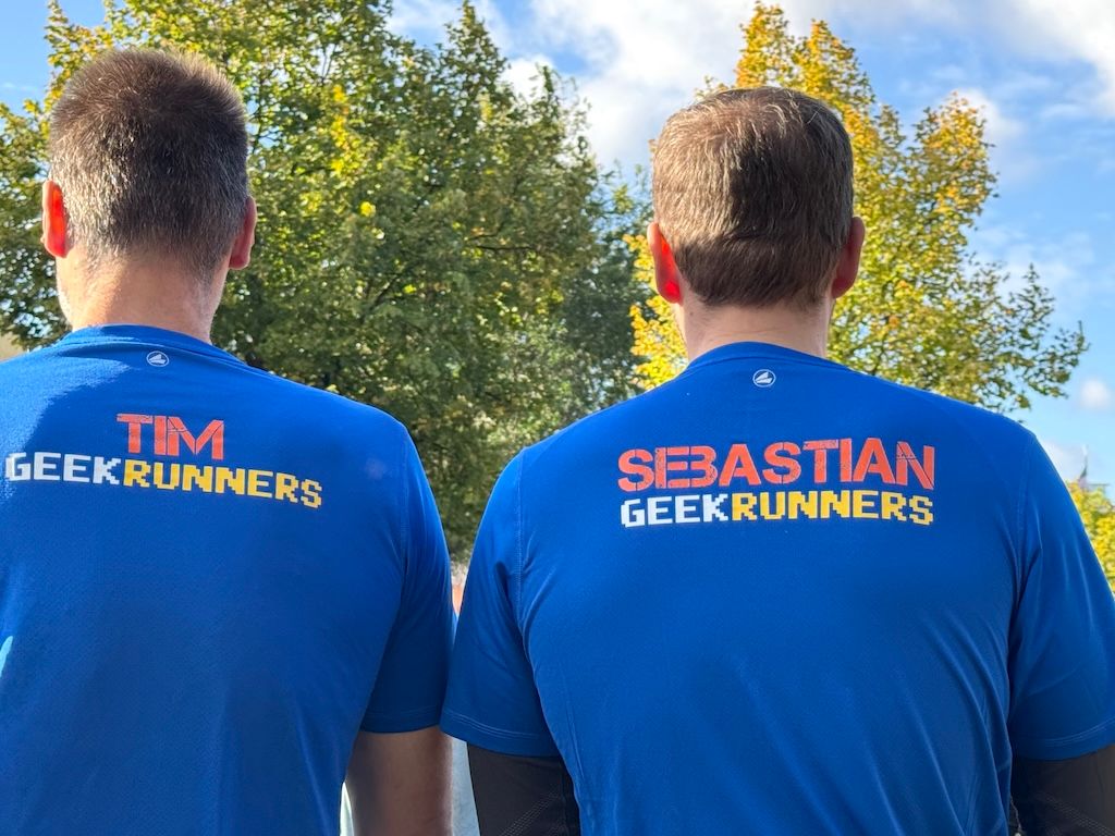 Tim und Sebastian von hinten mit ihren Geekrunners Shirts. Es stehen ihre Namen darauf und darunter Geekrunners.